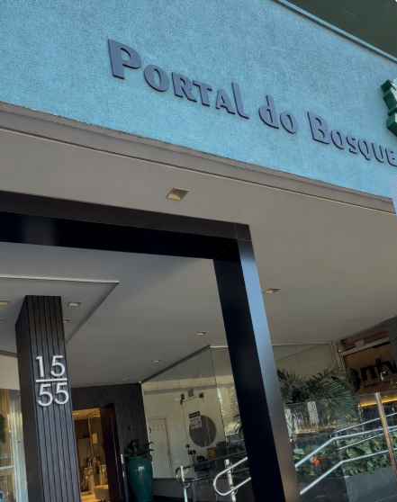 Entrada do Edifício Portal do Bosque, onde fica a clínica da Dra. Letícia Taveira